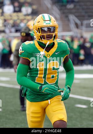 Autzen Stadium, Eugene, OR, USA. November 2024. Die Oregon Ducks verteidigten Rodrick Pleasant (16) während der Aufwärmphase vor dem NCAA-Football-Spiel zwischen den Maryland Terrapins und den Oregon Ducks im Autzen Stadium, Eugene, OR. Larry C. Lawson/CSM/Alamy Live News Stockfoto