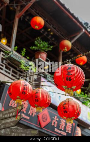 Das Dorf Juifen, Taiwan und seine schönen roten Laternen säumen die Straßen und Marktstände. Stockfoto