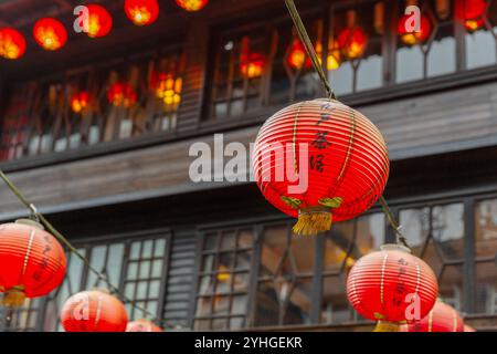 Das Dorf Juifen, Taiwan und seine schönen roten Laternen säumen die Straßen und Marktstände. Stockfoto