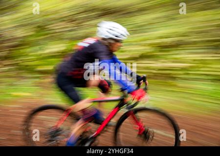 WA26215-00..... WASHINGTON – Cyclocross-Rennen für Frauen ab 60 Jahren in Graham im Frontier Park. Vicky Spring MR#S1 Stockfoto