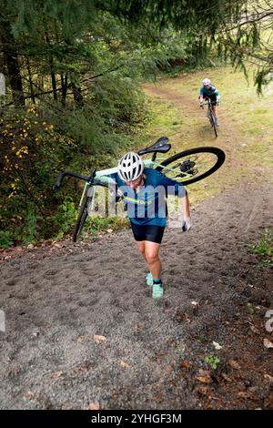 WA26218-00..... WASHINGTON – Cyclocross-Rennen für Frauen ab 60 Jahren in Graham im Frontier Park. Lori Montoya Brazel. Stockfoto