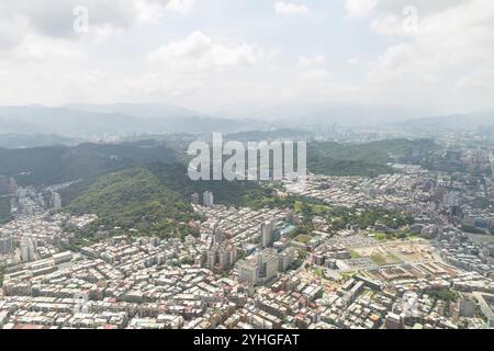 Blick von der Aussichtsplattform Taipei 101 auf ganz Taipeh, Blick von den Straßen unten auf die Hügel und Berge am Horizont Stockfoto