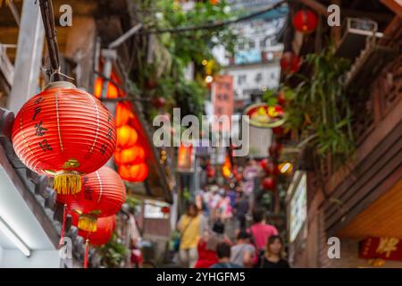 Das Dorf Juifen, Taiwan und seine schönen roten Laternen säumen die Straßen und Marktstände. Stockfoto