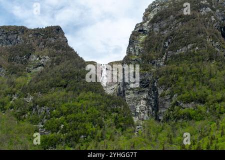 Ein atemberaubender Wasserfall stürzt von der Spitze einer Klippe in Gros Morne und trägt zur dramatischen Schönheit und natürlichen Ausstrahlung dieses rauen und ruhigen n bei Stockfoto