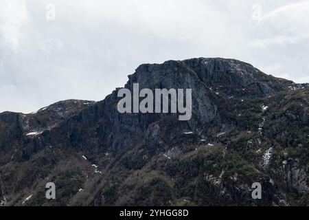 Der Blick von der Spitze einer Klippe in Gros Morne bietet ein atemberaubendes Panorama der zerklüfteten Landschaft und zeigt die atemberaubende natürliche Schönheit von Stockfoto