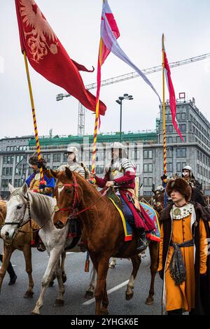 Warschau, Polen. November 2024. Die Teilnehmer trugen im Rahmen des marsches historische Outfits auf der pferderennparade. Polnische Bürger aus dem ganzen Land marschieren durch die Straßen Warschaus, um den Unabhängigkeitstag zu feiern. Die Veranstaltung versammelt Zehntausende von Teilnehmern, mit patriotischen Polen, um zu feiern. Viele Familien bringen ihre Kinder mit. Quelle: SOPA Images Limited/Alamy Live News Stockfoto