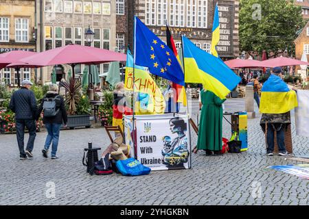 Stellen Sie sich mit den ukrainischen Anhängern auf dem historischen Marktplatz im Stadtzentrum von Bremen, um die Unterstützung der Ukraine gegen die Invasion Russlands und Deutschlands zu zeigen Stockfoto