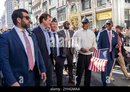 New York, USA. November 2024. Bürgermeister Eric Adams (2. Aus R) und James Hendon Commissioner des New York City Department of Veterans Services (R) märz 105. Jährliche Veterans Day Parade auf der Fifth Avenue in New York am 11. November 2024. (Foto: Lev Radin/SIPA USA) Credit: SIPA USA/Alamy Live News Stockfoto