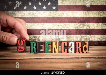 GRÜNE KARTE. Bunte Buchstaben des Alphabets auf einem Holztisch. Stockfoto