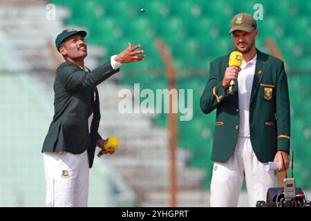 Bangladeschi Skippper Najmul Hasan Shanto (L) Wirbelsäule die coine und Südafrika Skipper Aiden Markram (R) ruft vor dem zweiten Testtag am Zahur an Stockfoto