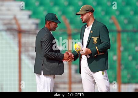 Bangladeschi Skippper Najmul Hasan Shanto (L) und Südafrika Skipper Aiden Markram (R) vor dem zweiten Testtag im Zahur Ahmed Chowdhury Stadi Stockfoto