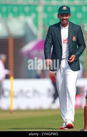 Bangladeschi Skippper Najmul Hasan Shanto (M) vor dem zweiten Testtag im Zahur Ahmed Chowdhury Stadium in Sagorika, Chattogram, Bangladesch, Okt. Stockfoto