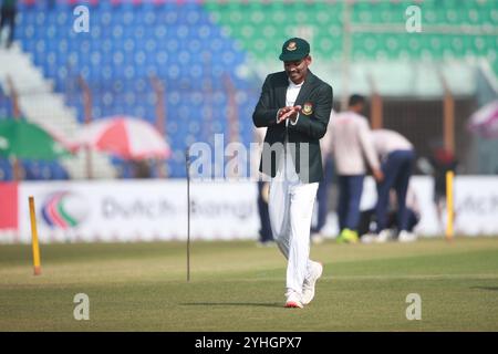 Bangladeschi Skippper Najmul Hasan Shanto (M) vor dem zweiten Testtag im Zahur Ahmed Chowdhury Stadium in Sagorika, Chattogram, Bangladesch, Okt. Stockfoto