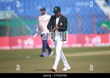 Bangladeschi Skippper Najmul Hasan Shanto (M) vor dem zweiten Testtag im Zahur Ahmed Chowdhury Stadium in Sagorika, Chattogram, Bangladesch, Okt. Stockfoto