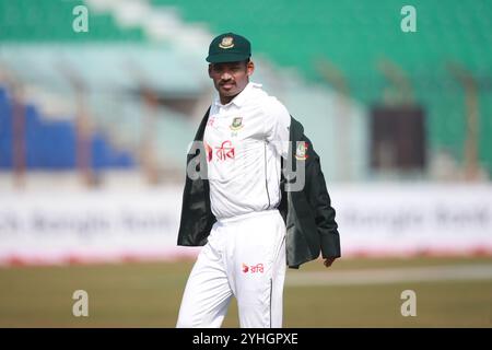 Bangladeschi Skippper Najmul Hasan Shanto (M) vor dem zweiten Testtag im Zahur Ahmed Chowdhury Stadium in Sagorika, Chattogram, Bangladesch, Okt. Stockfoto