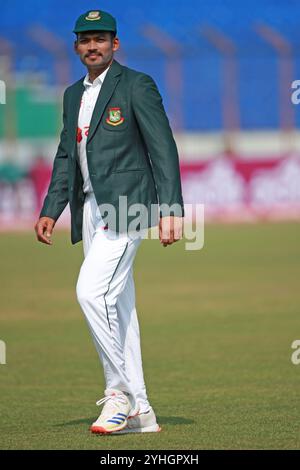 Bangladeschi Skippper Najmul Hasan Shanto (M) vor dem zweiten Testtag im Zahur Ahmed Chowdhury Stadium in Sagorika, Chattogram, Bangladesch, Okt. Stockfoto