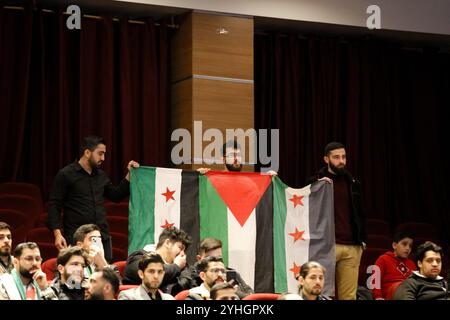 Gaziantep, Turkiye. 24. März 2024. Eine Gedenkfeier zum 13. Jahrestag der syrischen Revolution findet im Stadttheater Şahinbey in Gaziantep statt. Die syrische Studentenschaft in Gaziantep organisierte in Zusammenarbeit mit der syrischen Gemeinschaft in Gaziantep die Zeremonie, an der mehrere Oppositionelle und Syrer teilnahmen, die in der Stadt Gaziantep im Süden der Türkei lebten. Stockfoto