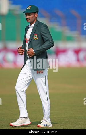 Bangladeschi Skippper Najmul Hasan Shanto (M) vor dem zweiten Testtag im Zahur Ahmed Chowdhury Stadium in Sagorika, Chattogram, Bangladesch, Okt. Stockfoto