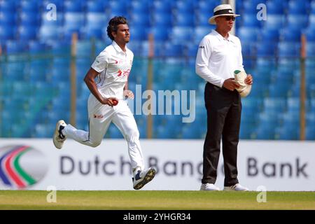 Pacer Hasan Mahmud Bowl während des ersten Testtages in Bangladesch und Südafrika im Zahur Ahmed Chowdhury Stadium in Sagorika, Chattogram, Bangladesch, Stockfoto