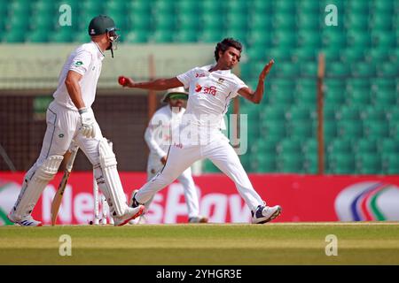 Pacer Hasan Mahmud Bowl während des ersten Testtages in Bangladesch und Südafrika im Zahur Ahmed Chowdhury Stadium in Sagorika, Chattogram, Bangladesch, Stockfoto