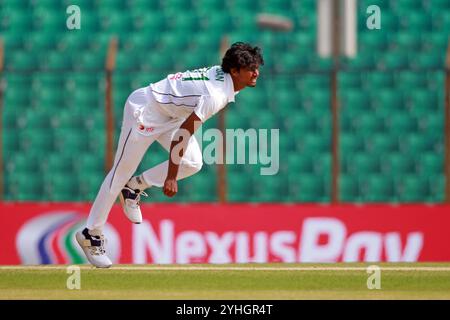 Pacer Hasan Mahmud Bowl während des ersten Testtages in Bangladesch und Südafrika im Zahur Ahmed Chowdhury Stadium in Sagorika, Chattogram, Bangladesch, Stockfoto