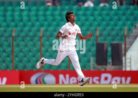 Pacer Hasan Mahmud Bowl während des ersten Testtages in Bangladesch und Südafrika im Zahur Ahmed Chowdhury Stadium in Sagorika, Chattogram, Bangladesch, Stockfoto