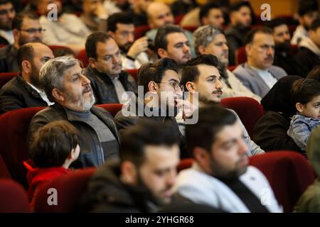 Gaziantep, Turkiye. 24. März 2024. Eine Gedenkfeier zum 13. Jahrestag der syrischen Revolution findet im Stadttheater Şahinbey in Gaziantep statt. Die syrische Studentenschaft in Gaziantep organisierte in Zusammenarbeit mit der syrischen Gemeinschaft in Gaziantep die Zeremonie, an der mehrere Oppositionelle und Syrer teilnahmen, die in der Stadt Gaziantep im Süden der Türkei lebten. Stockfoto