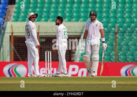 Von links Najmul hasan Shanto, Mehidy Hasan Miraz und Aiden Markram während des zweiten Testtages in Bangladesch und Südafrika im Zahur Ahmed Chowdhury Stockfoto