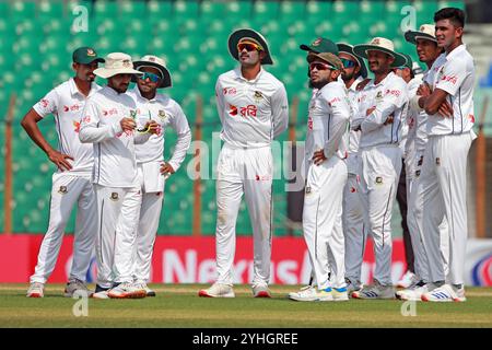 Spieler aus Bangladesch und Südafrika schauen auf dem Bildschirm nach einer Bewertung während des ersten Testtages in Bangladesch und Südafrika im Zahur Ahmed Chowdhury Stadium in Sagorika, Stockfoto