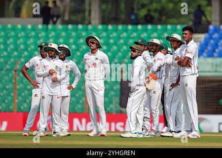 Spieler aus Bangladesch und Südafrika schauen auf dem Bildschirm nach einer Bewertung während des ersten Testtages in Bangladesch und Südafrika im Zahur Ahmed Chowdhury Stadium in Sagorika, Stockfoto