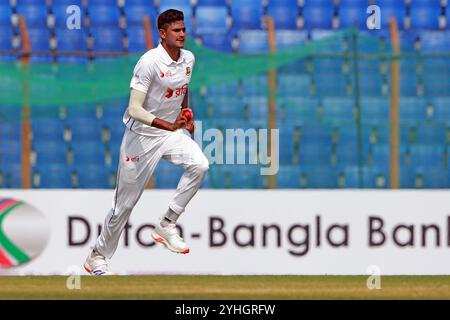 Nahid Rana Bowl während des ersten Testtages in Bangladesch und Südafrika im Zahur Ahmed Chowdhury Stadium in Sagorika, Chattogram, Bangladesch, Oktober Stockfoto