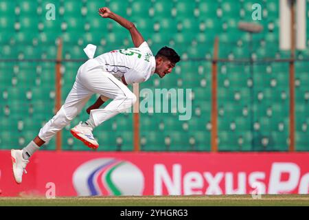 Nahid Rana Bowl während des ersten Testtages in Bangladesch und Südafrika im Zahur Ahmed Chowdhury Stadium in Sagorika, Chattogram, Bangladesch, Oktober Stockfoto