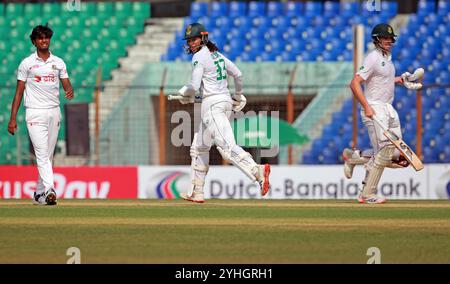 Von links aus Hasan Mahmud, Tony de Zorzi und Tristan Stubbs während des zweiten Testtages in Bangladesch und Südafrika im Zahur Ahmed Chowdhury Stadium in S Stockfoto