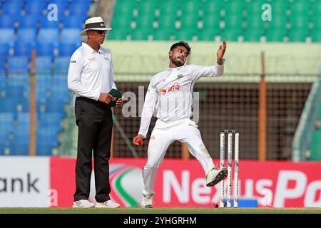 Mehidy Hasan Miraz Bowl während des ersten Testtages in Bangladesch und Südafrika im Zahur Ahmed Chowdhury Stadium in Sagorika, Chattogram, Bangladesch, Stockfoto