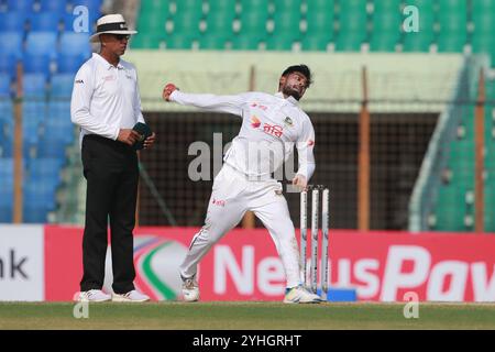 Mehidy Hasan Miraz Bowl während des ersten Testtages in Bangladesch und Südafrika im Zahur Ahmed Chowdhury Stadium in Sagorika, Chattogram, Bangladesch, Stockfoto