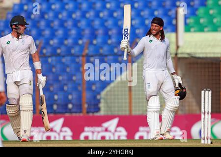 Tony de Zorzi feiert seine hundert Läufe während des ersten Testtages in Bangladesch und Südafrika im Zahur Ahmed Chowdhury Stadium in Sagorika, Chatto Stockfoto