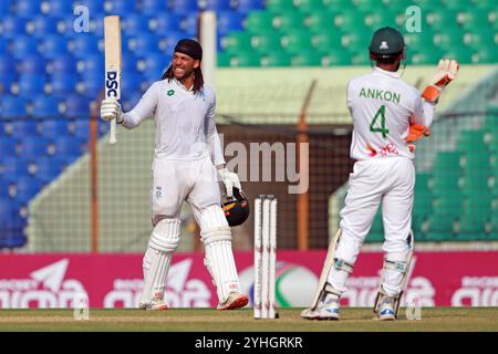 Tony de Zorzi feiert seine hundert Läufe während des ersten Testtages in Bangladesch und Südafrika im Zahur Ahmed Chowdhury Stadium in Sagorika, Chatto Stockfoto