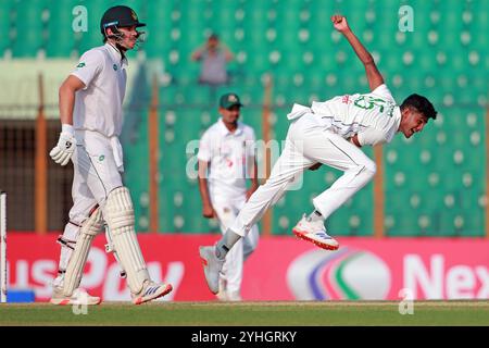 Nahid Rana Bowl während des ersten Testtages in Bangladesch und Südafrika im Zahur Ahmed Chowdhury Stadium in Sagorika, Chattogram, Bangladesch, Oktober Stockfoto