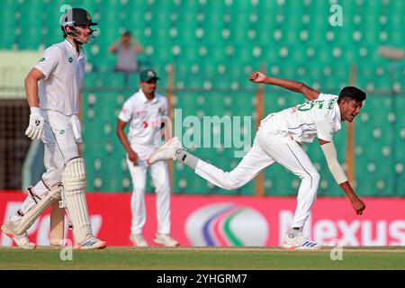 Nahid Rana Bowl während des ersten Testtages in Bangladesch und Südafrika im Zahur Ahmed Chowdhury Stadium in Sagorika, Chattogram, Bangladesch, Oktober Stockfoto