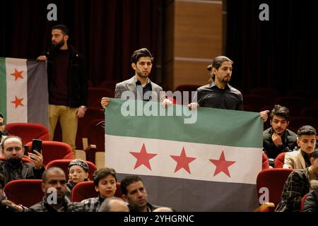 Gaziantep, Turkiye. 24. März 2024. Eine Gedenkfeier zum 13. Jahrestag der syrischen Revolution findet im Stadttheater Şahinbey in Gaziantep statt. Die syrische Studentenschaft in Gaziantep organisierte in Zusammenarbeit mit der syrischen Gemeinschaft in Gaziantep die Zeremonie, an der mehrere Oppositionelle und Syrer teilnahmen, die in der Stadt Gaziantep im Süden der Türkei lebten. Stockfoto