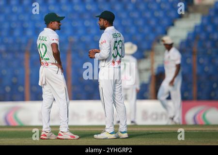 Von links aus Taijul Islam und Mehidy Hasan Miraz während des zweiten Testtages in Bangladesch und Südafrika im Zahur Ahmed Chowdhury Stadium in Sagorika, CH Stockfoto