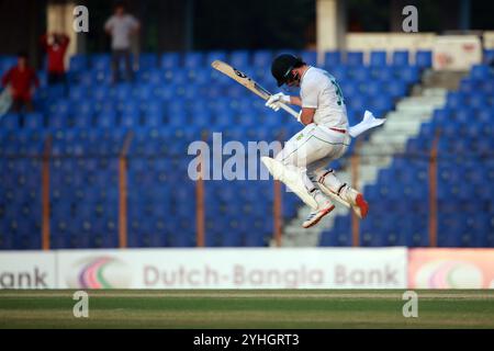 Tristan Stubbs feiert seine hundert Läufe während des ersten Testtages in Bangladesch und Südafrika im Zahur Ahmed Chowdhury Stadium in Sagorika, Chatt Stockfoto