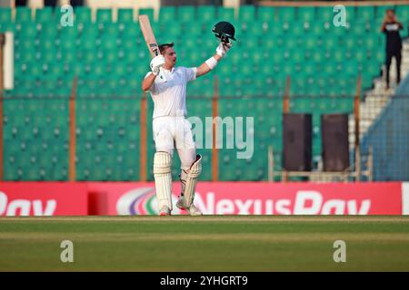 Tristan Stubbs feiert seine hundert Läufe während des ersten Testtages in Bangladesch und Südafrika im Zahur Ahmed Chowdhury Stadium in Sagorika, Chatt Stockfoto