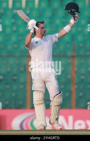 Tristan Stubbs feiert seine hundert Läufe während des ersten Testtages in Bangladesch und Südafrika im Zahur Ahmed Chowdhury Stadium in Sagorika, Chatt Stockfoto