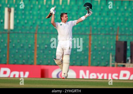 Tristan Stubbs feiert seine hundert Läufe während des ersten Testtages in Bangladesch und Südafrika im Zahur Ahmed Chowdhury Stadium in Sagorika, Chatt Stockfoto