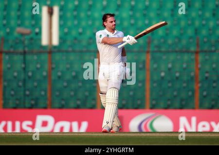 Tristan Stubbs feiert seine hundert Läufe während des ersten Testtages in Bangladesch und Südafrika im Zahur Ahmed Chowdhury Stadium in Sagorika, Chatt Stockfoto