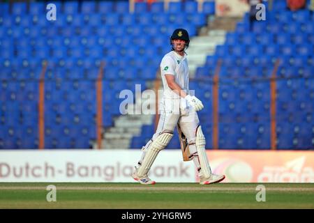 Tristan Stubbs feiert seine hundert Läufe während des ersten Testtages in Bangladesch und Südafrika im Zahur Ahmed Chowdhury Stadium in Sagorika, Chatt Stockfoto