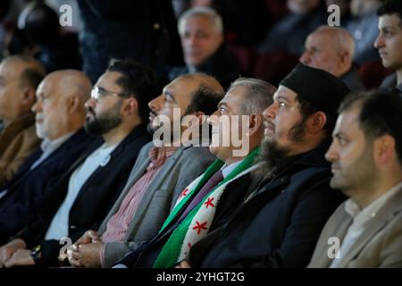 Gaziantep, Turkiye. 24. März 2024. Eine Gedenkfeier zum 13. Jahrestag der syrischen Revolution findet im Stadttheater Şahinbey in Gaziantep statt. Die syrische Studentenschaft in Gaziantep organisierte in Zusammenarbeit mit der syrischen Gemeinschaft in Gaziantep die Zeremonie, an der mehrere Oppositionelle und Syrer teilnahmen, die in der Stadt Gaziantep im Süden der Türkei lebten. Stockfoto