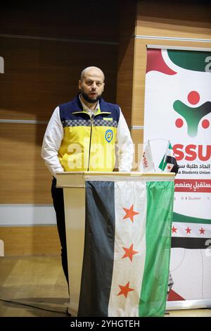 Gaziantep, Turkiye. 24. März 2024. Eine Gedenkfeier zum 13. Jahrestag der syrischen Revolution findet im Stadttheater Şahinbey in Gaziantep statt. Die syrische Studentenschaft in Gaziantep organisierte in Zusammenarbeit mit der syrischen Gemeinschaft in Gaziantep die Zeremonie, an der mehrere Oppositionelle und Syrer teilnahmen, die in der Stadt Gaziantep im Süden der Türkei lebten. Stockfoto