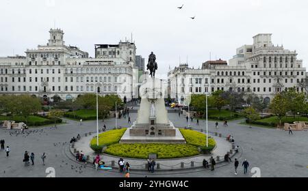 Lima, Peru. November 2024. Ein Drohnenfoto zeigt einen Blick auf die Plaza San Martin in Lima, Peru, 7. November 2024. Lima, die Hauptstadt und größte Stadt Perus, ist das politische, wirtschaftliche und kulturelle Zentrum des Landes. Sie besteht aus dem historischen und dem entstehenden Abschnitt, während erstere dank der zahlreichen Reliquien als Weltkulturerbe eingestuft wurde. Quelle: Li Mengxin/Xinhua/Alamy Live News Stockfoto